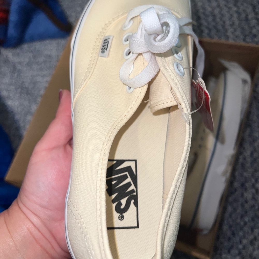 Vans - Picture 2 of 7
